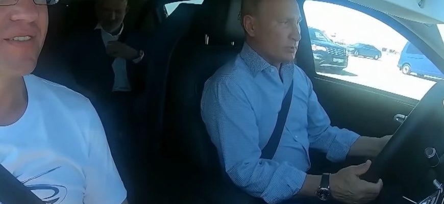 Путин выходит из машины